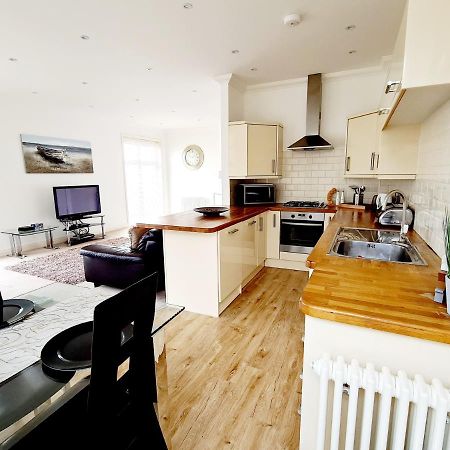 Seas The Day - Beachfront Apartment - Sleeps 4 Ramsgate Extérieur photo